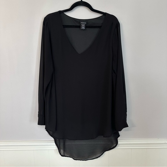 Torrid Women’s Black Long Sleeve V-Neck Hi/Lo Chiffon Blouse Sz 2, 2X 18-20 GUC - Picture 2 of 7